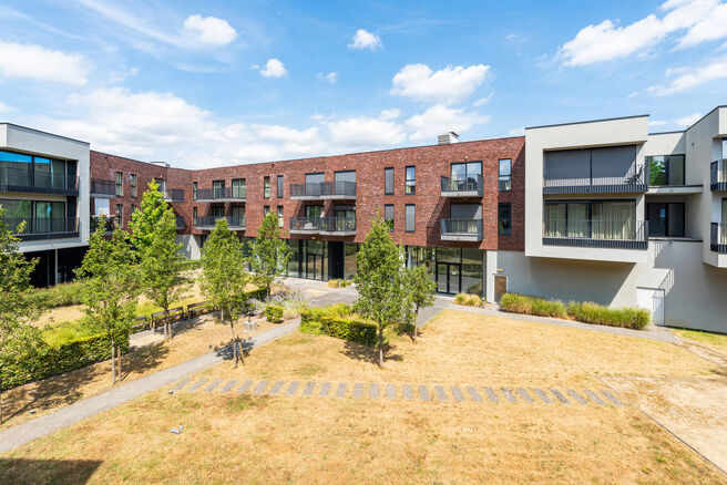 Mooi gemeubeld appartement met terras, ondergrondse staanplaats en kelder, gelegen op een uitstekende locatie nabij openbaar vervoer en tal van voorzieningen.

INDELING:
Bij het betreden van het appartement komt u terecht in de aangename, open leefruimte,