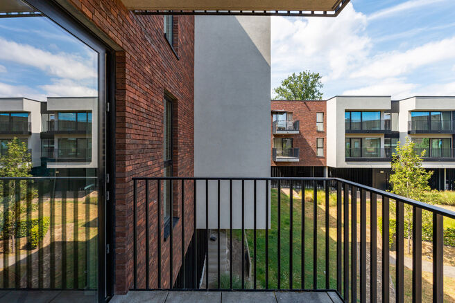 Mooi gemeubeld appartement met terras, ondergrondse staanplaats en kelder, gelegen op een uitstekende locatie nabij openbaar vervoer en tal van voorzieningen.

INDELING:
Bij het betreden van het appartement komt u terecht in de aangename, open leefruimte,