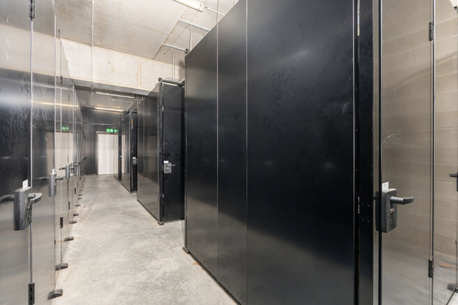 Mooi gemeubeld appartement met terras, ondergrondse staanplaats en kelder, gelegen op een uitstekende locatie nabij openbaar vervoer en tal van voorzieningen.

INDELING:
Bij het betreden van het appartement komt u terecht in de aangename, open leefruimte,