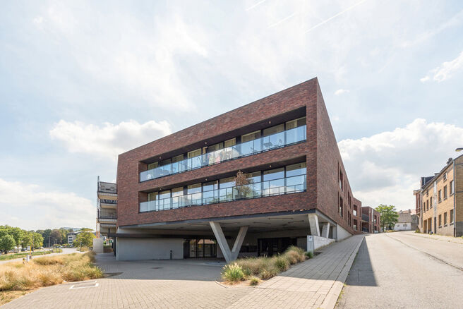 Mooi gemeubeld appartement met terras, ondergrondse staanplaats en kelder, gelegen op een uitstekende locatie nabij openbaar vervoer en tal van voorzieningen.

INDELING:
Bij het betreden van het appartement komt u terecht in de aangename, open leefruimte,