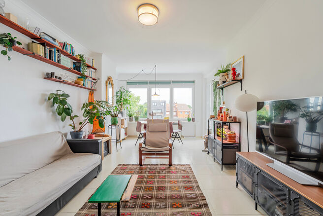 Dit eigentijdse, volledig instapklare appartement met twee slaapkamers is gelegen in een kleinschalige mede-eigendom in Strombeek-Bever.
Het appartement biedt een zuidoostelijk georiënteerd terras en beschikt over twee praktische kelderbergingen voor ext