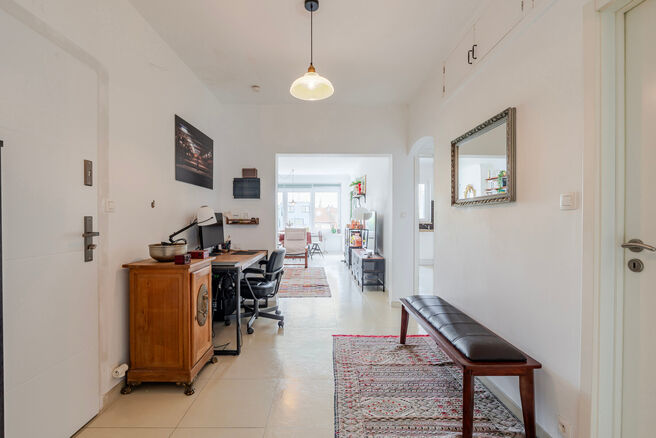 Dit eigentijdse, volledig instapklare appartement met twee slaapkamers is gelegen in een kleinschalige mede-eigendom in Strombeek-Bever.
Het appartement biedt een zuidoostelijk georiënteerd terras en beschikt over twee praktische kelderbergingen voor ext