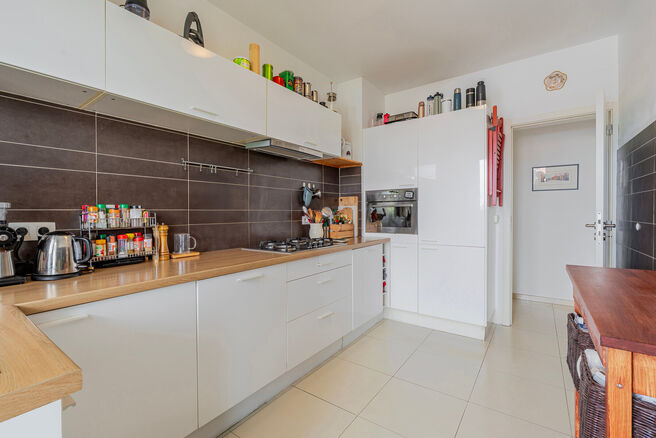 Dit eigentijdse, volledig instapklare appartement met twee slaapkamers is gelegen in een kleinschalige mede-eigendom in Strombeek-Bever.
Het appartement biedt een zuidoostelijk georiënteerd terras en beschikt over twee praktische kelderbergingen voor ext