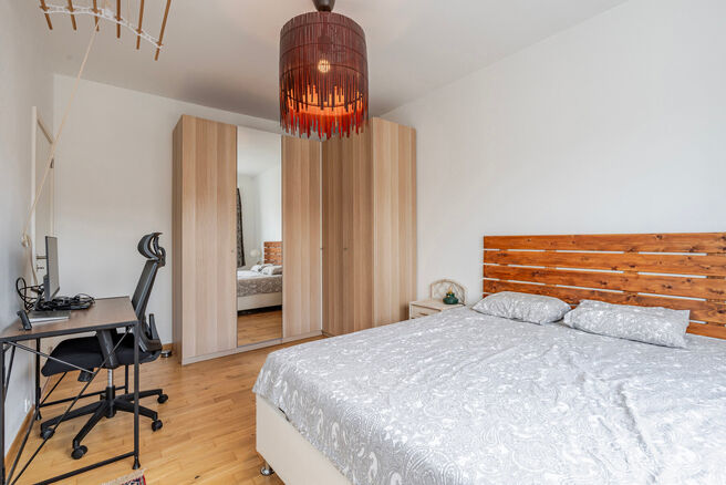 Dit eigentijdse, volledig instapklare appartement met twee slaapkamers is gelegen in een kleinschalige mede-eigendom in Strombeek-Bever.
Het appartement biedt een zuidoostelijk georiënteerd terras en beschikt over twee praktische kelderbergingen voor ext
