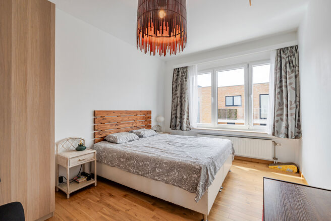 Dit eigentijdse, volledig instapklare appartement met twee slaapkamers is gelegen in een kleinschalige mede-eigendom in Strombeek-Bever.
Het appartement biedt een zuidoostelijk georiënteerd terras en beschikt over twee praktische kelderbergingen voor ext