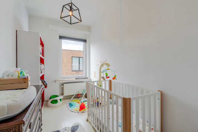Dit eigentijdse, volledig instapklare appartement met twee slaapkamers is gelegen in een kleinschalige mede-eigendom in Strombeek-Bever.
Het appartement biedt een zuidoostelijk georiënteerd terras en beschikt over twee praktische kelderbergingen voor ext