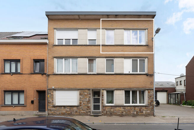 Dit eigentijdse, volledig instapklare appartement met twee slaapkamers is gelegen in een kleinschalige mede-eigendom in Strombeek-Bever.
Het appartement biedt een zuidoostelijk georiënteerd terras en beschikt over twee praktische kelderbergingen voor ext