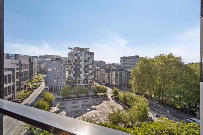 Dit ruime appartement met 3 slaapkamers, 2 badkamers, 2 terrassen, een kelderruimte en een ondergrondse autostaanplaats bevindt zich op de 7de verdieping van de prestigieuze Residentie BELVIEW, in het hart van de Europese wijk.
Dankzij de hoekligging en d