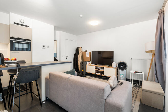 Dit recent gebouwde appartement met 1 slaapkamer geniet een uitstekende locatie, recht tegenover de trendy Kanaalwijk en in de buurt van Tour & Taxis en het Rogierplein.

Gelegen op de 3de verdieping, biedt het appartement een zuidoostelijk geori&euml;nteerd 