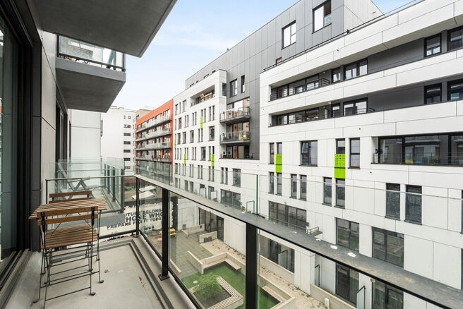 Dit recent gebouwde appartement met 1 slaapkamer geniet een uitstekende locatie, recht tegenover de trendy Kanaalwijk en in de buurt van Tour & Taxis en het Rogierplein.

Gelegen op de 3de verdieping, biedt het appartement een zuidoostelijk geori&euml;nteerd 