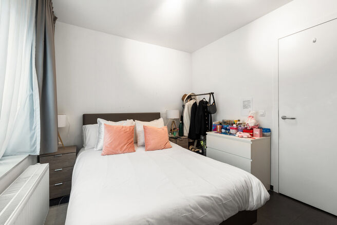 Dit recent gebouwde appartement met 1 slaapkamer geniet een uitstekende locatie, recht tegenover de trendy Kanaalwijk en in de buurt van Tour & Taxis en het Rogierplein.

Gelegen op de 3de verdieping, biedt het appartement een zuidoostelijk geori&euml;nteerd 