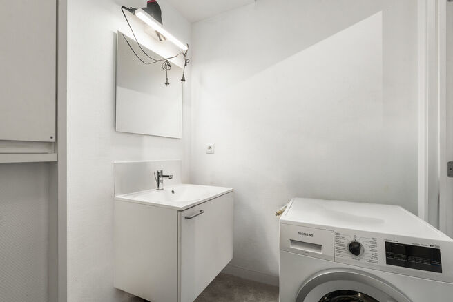 Dit recent gebouwde appartement met 1 slaapkamer geniet een uitstekende locatie, recht tegenover de trendy Kanaalwijk en in de buurt van Tour & Taxis en het Rogierplein.

Gelegen op de 3de verdieping, biedt het appartement een zuidoostelijk geori&euml;nteerd 