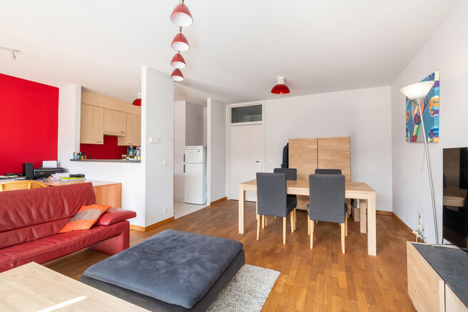 Dit lichtrijke 1 slaapkamers appartement is uitstekend gelegen in de gegeerde wijk &ldquo;De Jacht&rdquo; in Etterbeek, op wandelafstand van de VUB- en ULB-campussen en op de grens met Sint-Pieters-Woluwe (Chant d&rsquo;Oiseau) en Oudergem.

Het appartement heeft een