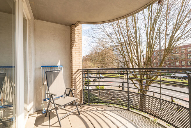 Dit lichtrijke 1 slaapkamers appartement is uitstekend gelegen in de gegeerde wijk &ldquo;De Jacht&rdquo; in Etterbeek, op wandelafstand van de VUB- en ULB-campussen en op de grens met Sint-Pieters-Woluwe (Chant d&rsquo;Oiseau) en Oudergem.

Het appartement heeft een