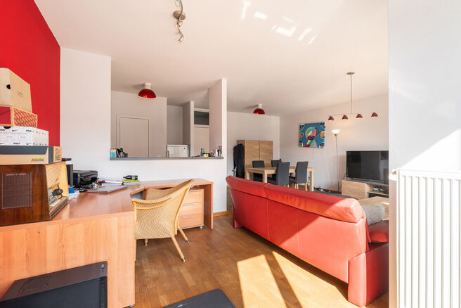 Dit lichtrijke 1 slaapkamers appartement is uitstekend gelegen in de gegeerde wijk &ldquo;De Jacht&rdquo; in Etterbeek, op wandelafstand van de VUB- en ULB-campussen en op de grens met Sint-Pieters-Woluwe (Chant d&rsquo;Oiseau) en Oudergem.

Het appartement heeft een