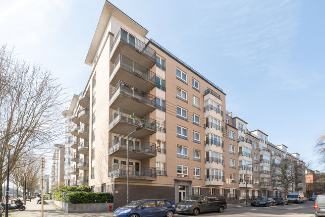 Dit lichtrijke 1 slaapkamers appartement is uitstekend gelegen in de gegeerde wijk &ldquo;De Jacht&rdquo; in Etterbeek, op wandelafstand van de VUB- en ULB-campussen en op de grens met Sint-Pieters-Woluwe (Chant d&rsquo;Oiseau) en Oudergem.

Het appartement heeft een