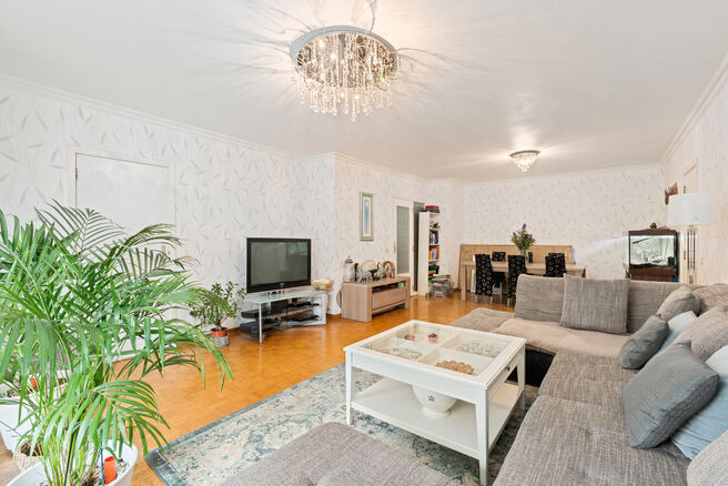 Dit instapklare appartement met drie slaapkamers is centraal gelegen aan het dorpsplein van Strombeek-Bever, met tal van voorzieningen in de directe omgeving en op wandelafstand. Brussel is zeer snel en eenvoudig bereikbaar. Het beschikt over een mooi zui