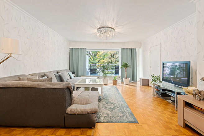 Dit instapklare appartement met drie slaapkamers is centraal gelegen aan het dorpsplein van Strombeek-Bever, met tal van voorzieningen in de directe omgeving en op wandelafstand. Brussel is zeer snel en eenvoudig bereikbaar. Het beschikt over een mooi zui