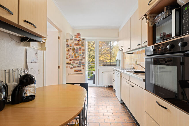 Dit instapklare appartement met drie slaapkamers is centraal gelegen aan het dorpsplein van Strombeek-Bever, met tal van voorzieningen in de directe omgeving en op wandelafstand. Brussel is zeer snel en eenvoudig bereikbaar. Het beschikt over een mooi zui