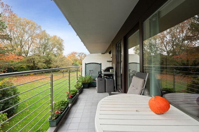 Dit instapklare appartement met drie slaapkamers is centraal gelegen aan het dorpsplein van Strombeek-Bever, met tal van voorzieningen in de directe omgeving en op wandelafstand. Brussel is zeer snel en eenvoudig bereikbaar. Het beschikt over een mooi zui