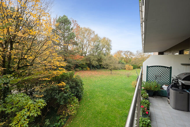 Dit instapklare appartement met drie slaapkamers is centraal gelegen aan het dorpsplein van Strombeek-Bever, met tal van voorzieningen in de directe omgeving en op wandelafstand. Brussel is zeer snel en eenvoudig bereikbaar. Het beschikt over een mooi zui