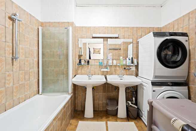 Dit instapklare appartement met drie slaapkamers is centraal gelegen aan het dorpsplein van Strombeek-Bever, met tal van voorzieningen in de directe omgeving en op wandelafstand. Brussel is zeer snel en eenvoudig bereikbaar. Het beschikt over een mooi zui