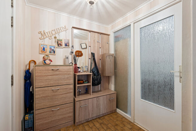 Dit instapklare appartement met drie slaapkamers is centraal gelegen aan het dorpsplein van Strombeek-Bever, met tal van voorzieningen in de directe omgeving en op wandelafstand. Brussel is zeer snel en eenvoudig bereikbaar. Het beschikt over een mooi zui