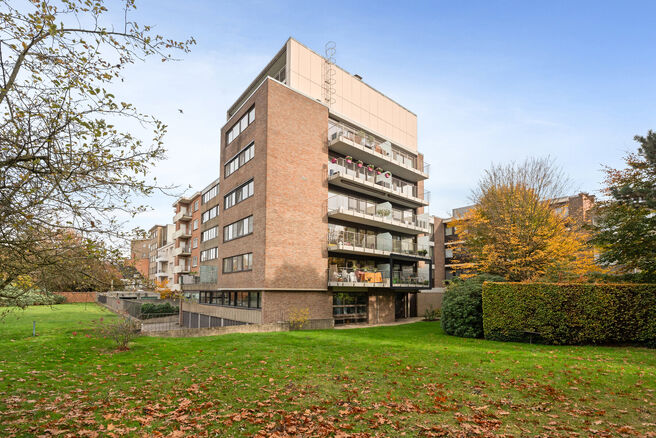 Dit instapklare appartement met drie slaapkamers is centraal gelegen aan het dorpsplein van Strombeek-Bever, met tal van voorzieningen in de directe omgeving en op wandelafstand. Brussel is zeer snel en eenvoudig bereikbaar. Het beschikt over een mooi zui