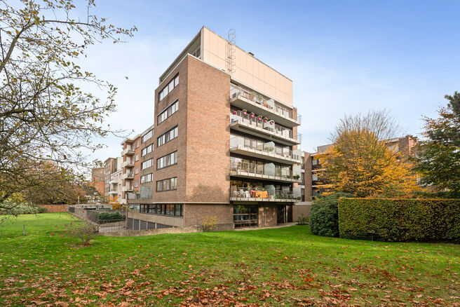 Dit instapklare appartement met drie slaapkamers is centraal gelegen aan het dorpsplein van Strombeek-Bever, met tal van voorzieningen in de directe omgeving en op wandelafstand. Brussel is zeer snel en eenvoudig bereikbaar. Het beschikt over een mooi zui