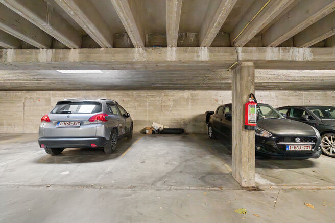 Dit instapklare appartement met drie slaapkamers is centraal gelegen aan het dorpsplein van Strombeek-Bever, met tal van voorzieningen in de directe omgeving en op wandelafstand. Brussel is zeer snel en eenvoudig bereikbaar. Het beschikt over een mooi zui