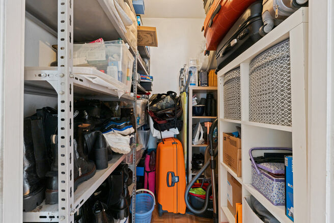 Dit instapklare appartement met drie slaapkamers is centraal gelegen aan het dorpsplein van Strombeek-Bever, met tal van voorzieningen in de directe omgeving en op wandelafstand. Brussel is zeer snel en eenvoudig bereikbaar. Het beschikt over een mooi zui