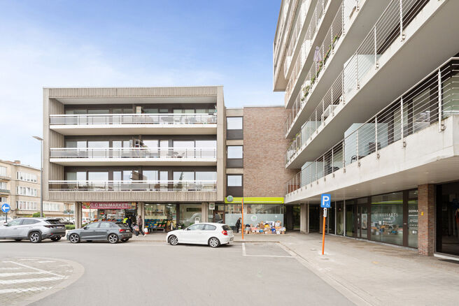 Dit instapklare appartement met drie slaapkamers is centraal gelegen aan het dorpsplein van Strombeek-Bever, met tal van voorzieningen in de directe omgeving en op wandelafstand. Brussel is zeer snel en eenvoudig bereikbaar. Het beschikt over een mooi zui