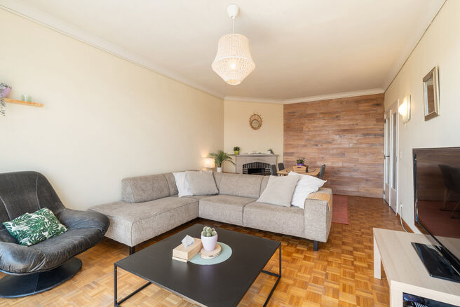 Dit volledig instapklaar appartement op de 5de verdieping beschikt over 2 slaapkamers en geniet van een spectaculair uitzicht over het centrum van Strombeek.
Dankzij het uitstekende EPC-label C combineert dit appartement comfort met energiezuinig wonen.

