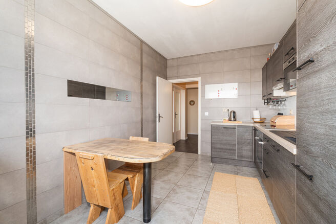 Dit volledig instapklaar appartement op de 5de verdieping beschikt over 2 slaapkamers en geniet van een spectaculair uitzicht over het centrum van Strombeek.
Dankzij het uitstekende EPC-label C combineert dit appartement comfort met energiezuinig wonen.

