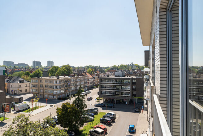 Dit volledig instapklaar appartement op de 5de verdieping beschikt over 2 slaapkamers en geniet van een spectaculair uitzicht over het centrum van Strombeek.
Dankzij het uitstekende EPC-label C combineert dit appartement comfort met energiezuinig wonen.

