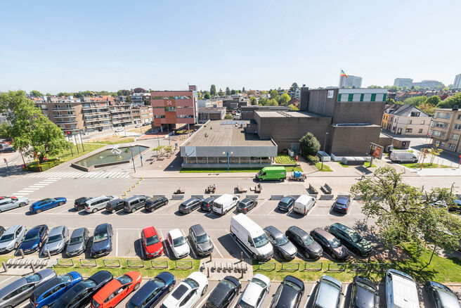 Dit volledig instapklaar appartement op de 5de verdieping beschikt over 2 slaapkamers en geniet van een spectaculair uitzicht over het centrum van Strombeek.
Dankzij het uitstekende EPC-label C combineert dit appartement comfort met energiezuinig wonen.

