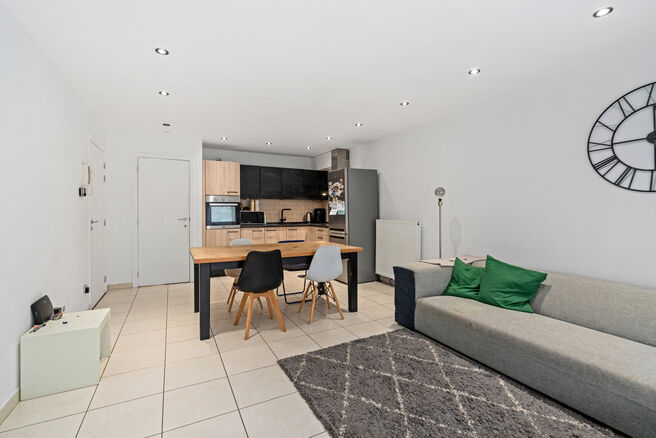 Dit instapklare appartement met 2 slaapkamers en 1 badkamer is rustig en residentieel gelegen, met een strategische ligging nabij openbaar vervoer en op korte afstand van het Elisabethpark.

Bij het betreden van het appartement komt men in de lichtrijke l