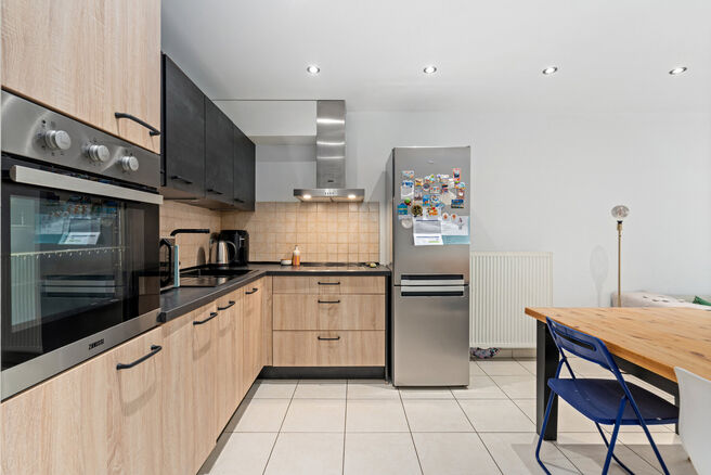 Dit instapklare appartement met 2 slaapkamers en 1 badkamer is rustig en residentieel gelegen, met een strategische ligging nabij openbaar vervoer en op korte afstand van het Elisabethpark.

Bij het betreden van het appartement komt men in de lichtrijke l