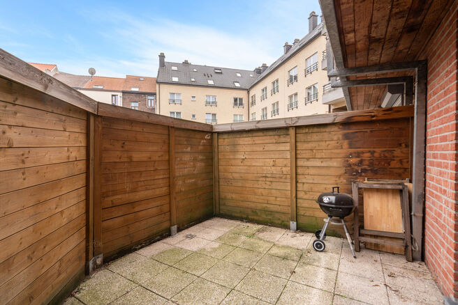 Dit instapklare appartement met 2 slaapkamers en 1 badkamer is rustig en residentieel gelegen, met een strategische ligging nabij openbaar vervoer en op korte afstand van het Elisabethpark.

Bij het betreden van het appartement komt men in de lichtrijke l
