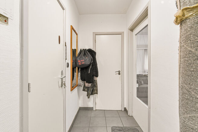 Instapklaar en lichtrijk hoekappartement met 1 slaapkamer, prachtig uitzicht op het Dielegembos, een oostgericht terras en een kelder.
Gelegen in een kleinschalige mede-eigendom met lift, op wandelafstand van winkels, openbaar vervoer en het station.

IND