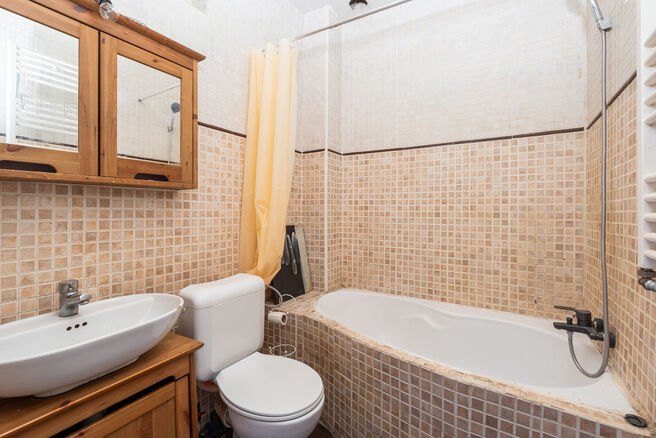 Dit appartement is uitstekend gelegen op de 2de verdieping van een kleinschalig appartementsgebouw, op een boogscheut van de Basiliek van Koekelberg en het Elisabethpark.
Technisch is het appartement in orde: Het beschikt over een eigen gasketel, een guns