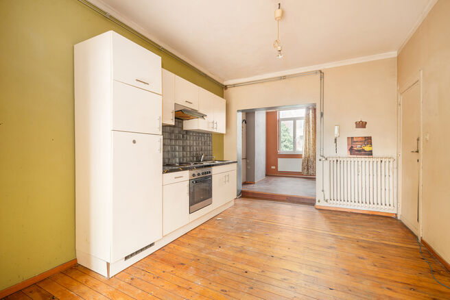 Dit appartement is uitstekend gelegen op de 2de verdieping van een kleinschalig appartementsgebouw, op een boogscheut van de Basiliek van Koekelberg en het Elisabethpark.
Technisch is het appartement in orde: Het beschikt over een eigen gasketel, een guns