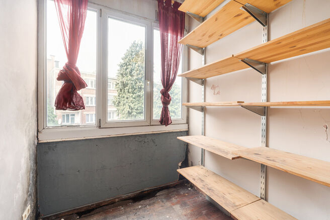 Dit appartement is uitstekend gelegen op de 2de verdieping van een kleinschalig appartementsgebouw, op een boogscheut van de Basiliek van Koekelberg en het Elisabethpark.
Technisch is het appartement in orde: Het beschikt over een eigen gasketel, een guns