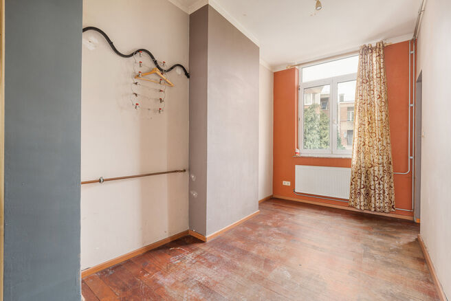 Dit appartement is uitstekend gelegen op de 2de verdieping van een kleinschalig appartementsgebouw, op een boogscheut van de Basiliek van Koekelberg en het Elisabethpark.
Technisch is het appartement in orde: Het beschikt over een eigen gasketel, een guns