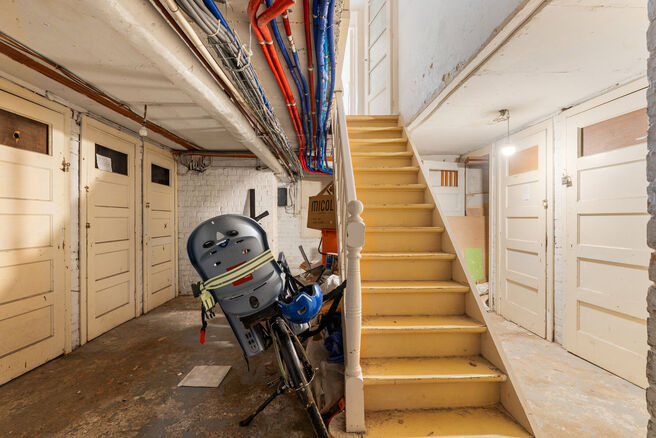Dit appartement is uitstekend gelegen op de 2de verdieping van een kleinschalig appartementsgebouw, op een boogscheut van de Basiliek van Koekelberg en het Elisabethpark.
Technisch is het appartement in orde: Het beschikt over een eigen gasketel, een guns