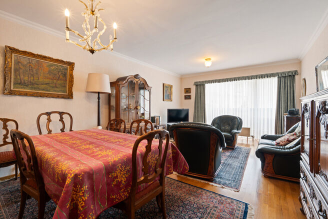 Dit ruime appartement met 2 slaapkamers, 2 terrassen, garagebox en staanplaats is gelegen op de derde verdieping van een goed onderhouden mede-eigendom.

INDELING:
Via de inkomhal bereikt men de lichtrijke woonkamer met aansluitende eetruimte en een apart