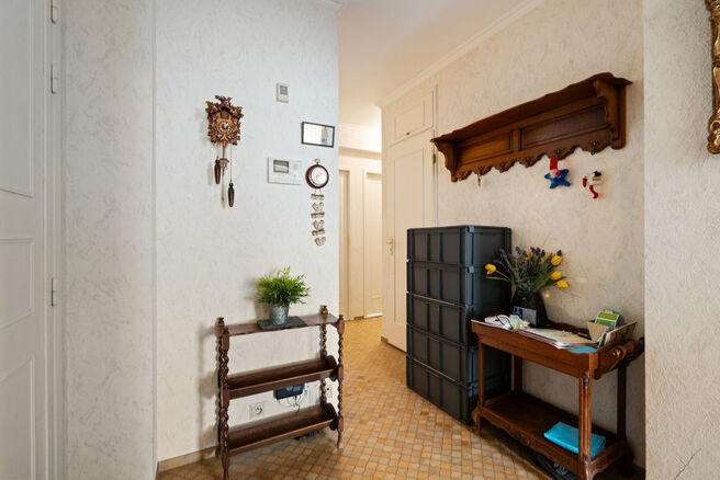 Dit ruime appartement met 2 slaapkamers, 2 terrassen, garagebox en staanplaats is gelegen op de derde verdieping van een goed onderhouden mede-eigendom.

INDELING:
Via de inkomhal bereikt men de lichtrijke woonkamer met aansluitende eetruimte en een apart