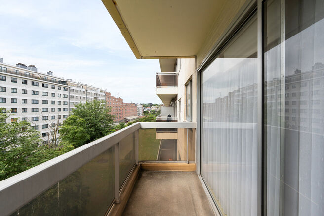 Dit ruime appartement met 2 slaapkamers, 2 terrassen, garagebox en staanplaats is gelegen op de derde verdieping van een goed onderhouden mede-eigendom.

INDELING:
Via de inkomhal bereikt men de lichtrijke woonkamer met aansluitende eetruimte en een apart