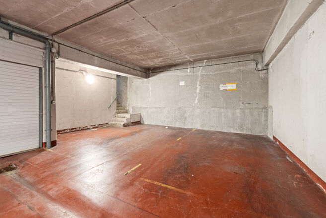Dit ruime appartement met 2 slaapkamers, 2 terrassen, garagebox en staanplaats is gelegen op de derde verdieping van een goed onderhouden mede-eigendom.

INDELING:
Via de inkomhal bereikt men de lichtrijke woonkamer met aansluitende eetruimte en een apart