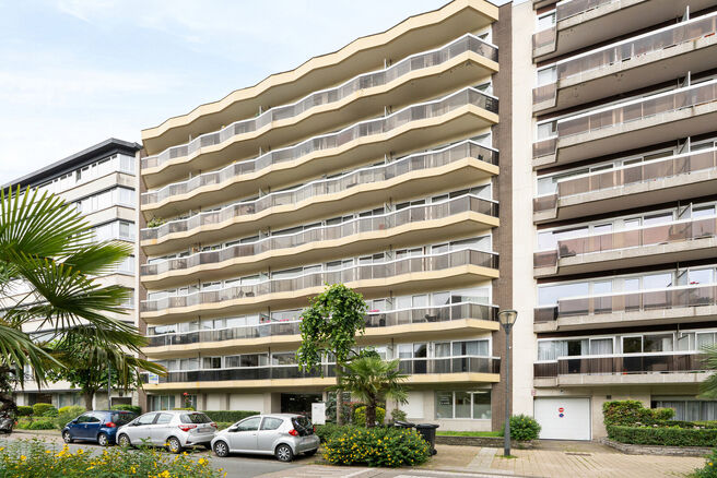 Dit ruime appartement met 2 slaapkamers, 2 terrassen, garagebox en staanplaats is gelegen op de derde verdieping van een goed onderhouden mede-eigendom.

INDELING:
Via de inkomhal bereikt men de lichtrijke woonkamer met aansluitende eetruimte en een apart